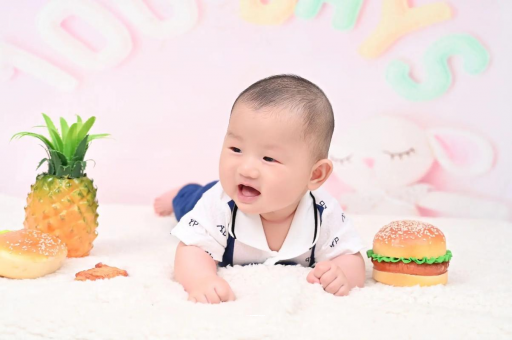 甘孜宝宝在妈妈肚子里